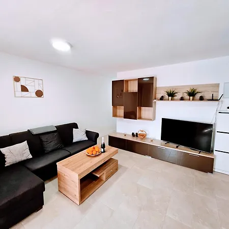 Demelza Apartment *